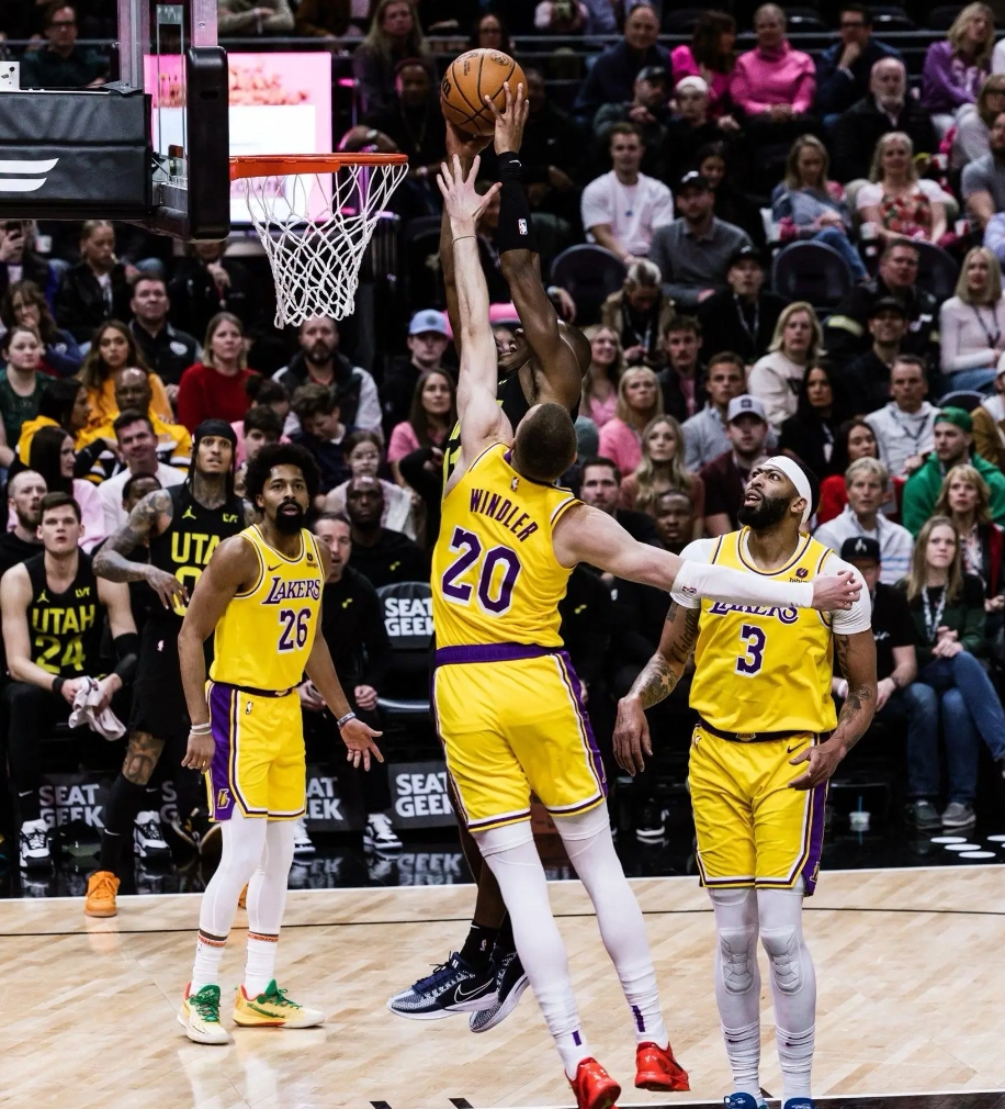 开云足球直播-关于76人强势尼克斯，浓眉统治全场的信息