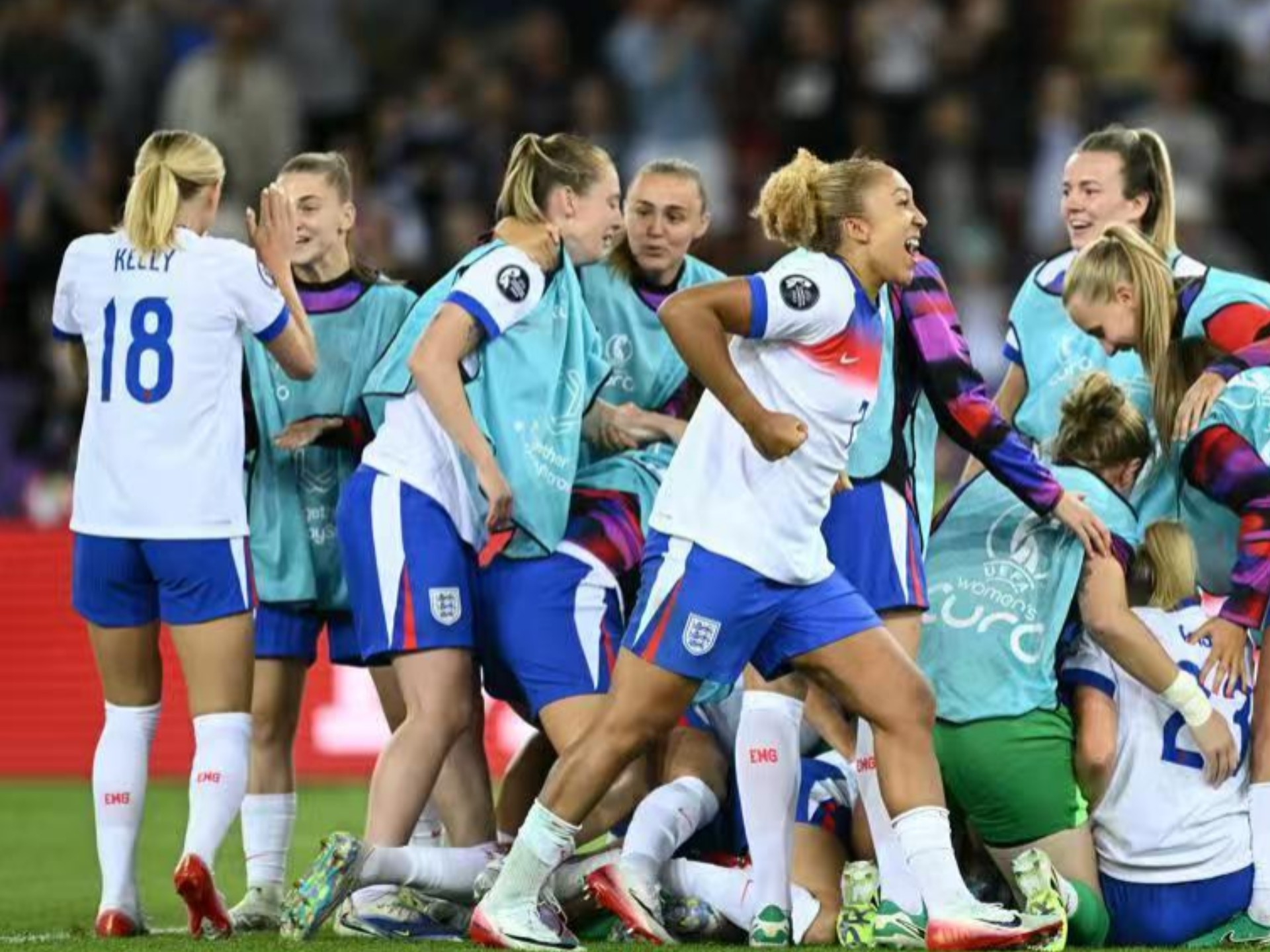 包含英格兰女足球队成功晋级下一轮比赛的词条