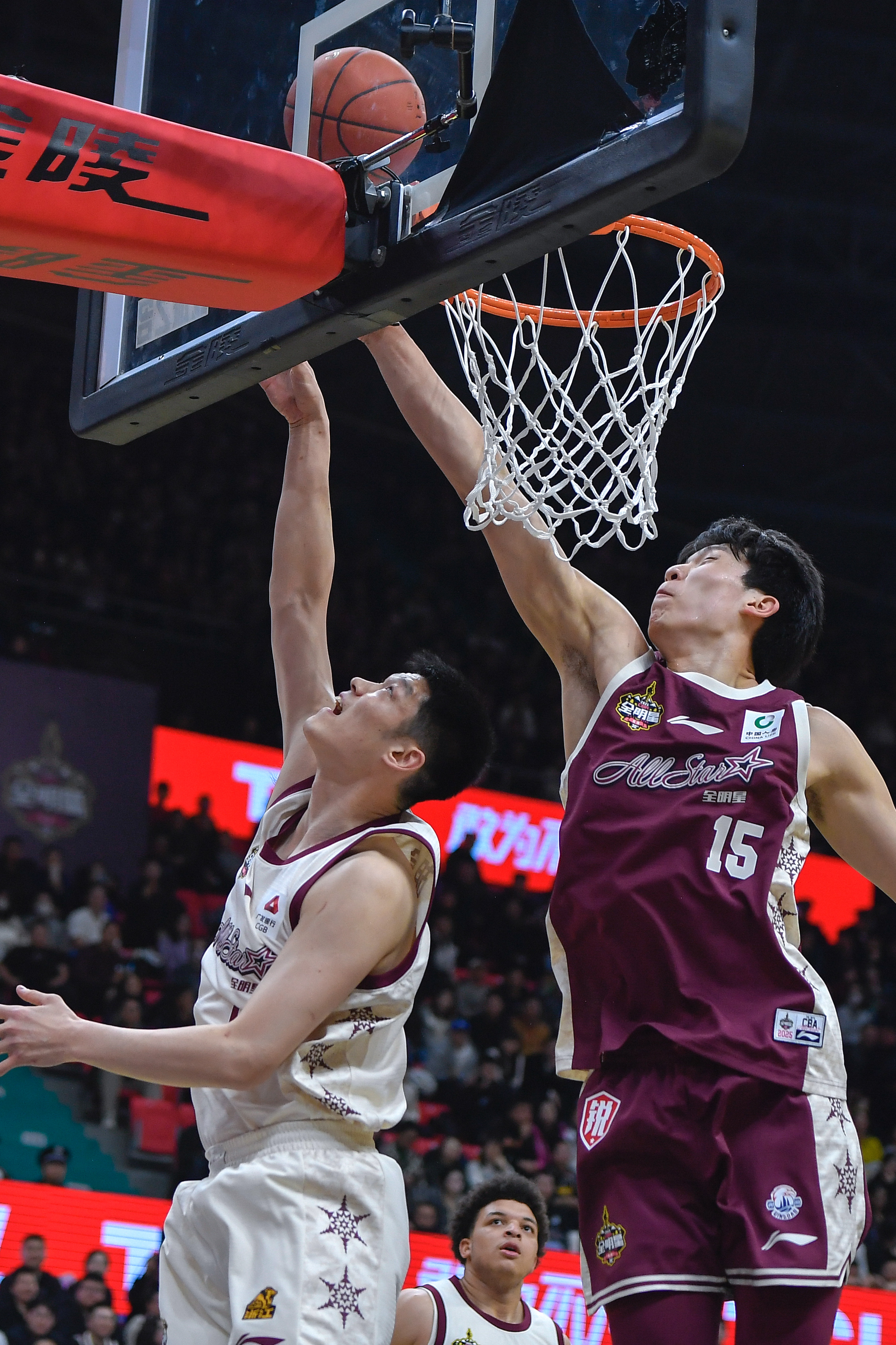 关于媒体曝光国内篮球联赛高潮迭起的信息