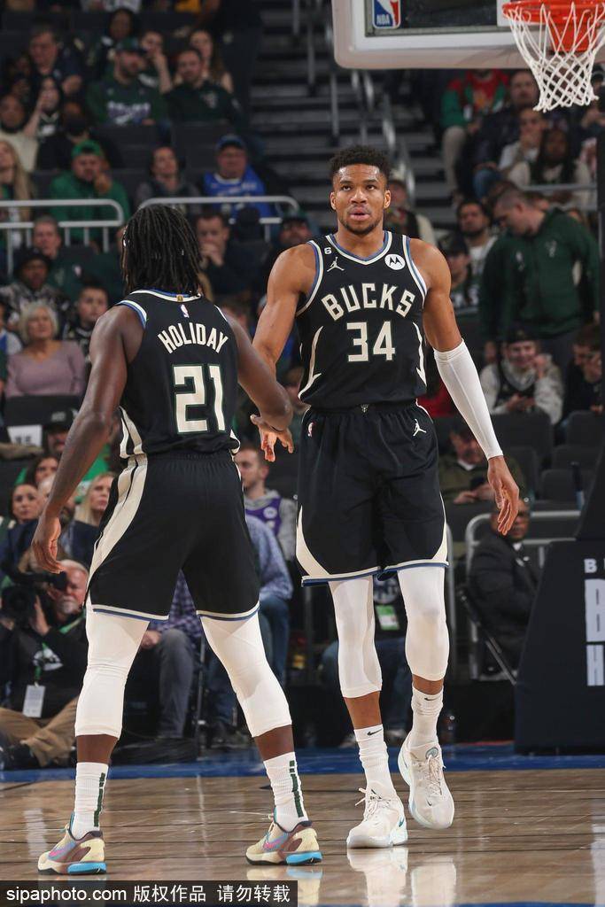 开云体育-包含雄鹿擒下胜利,新赛季开局连胜气势如虹的词条