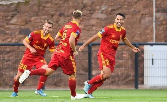 包含莱比锡红牛主场战胜奥格斯堡，毫无悬念的词条