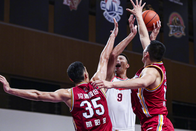 关于上海男篮客场逆转山东易建联砍下分的信息 关于上海男篮客场逆转山东易建联砍下分的信息