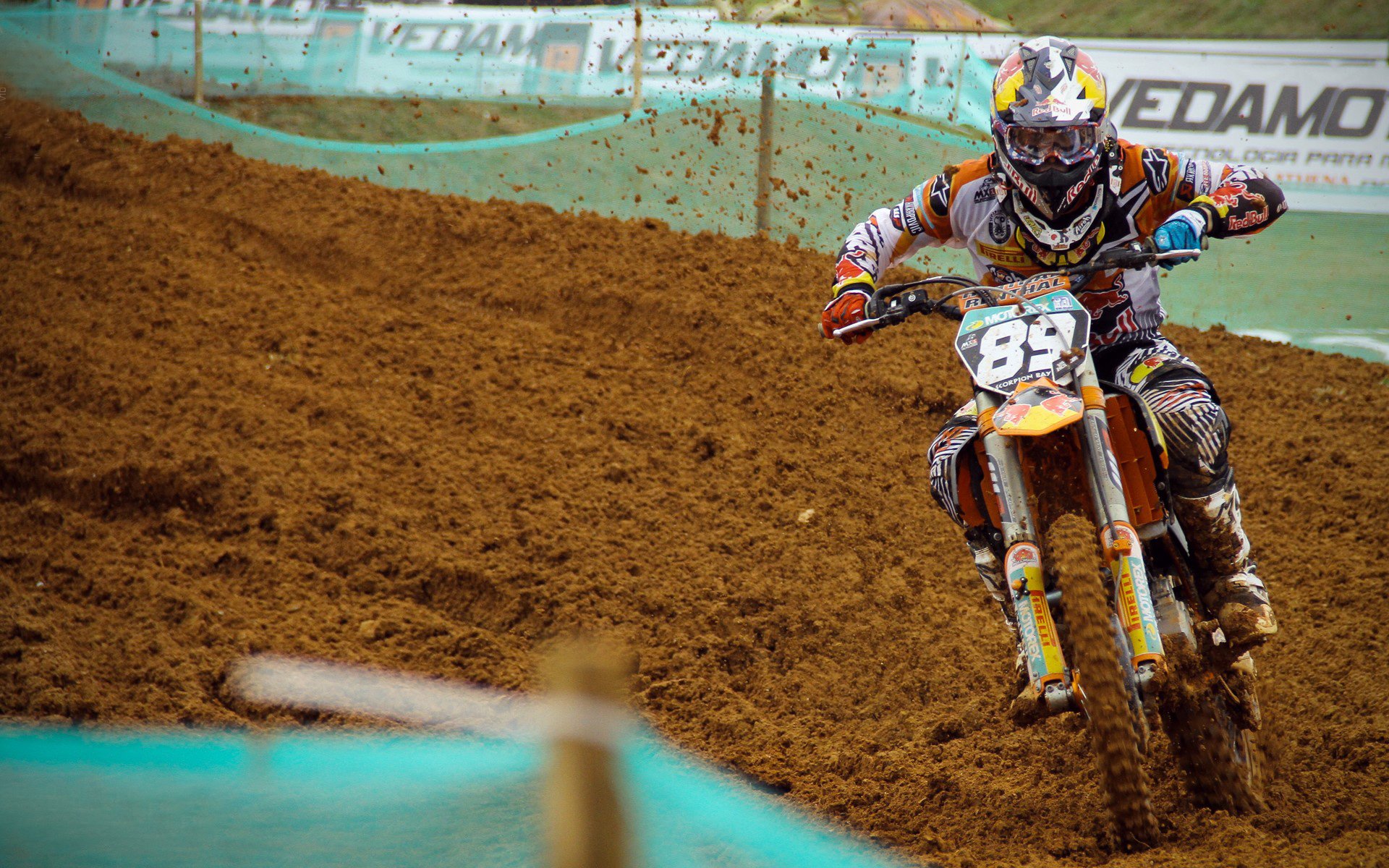 哈斯车队碾压梅赛德斯，塞恩斯统治全场，一场颠覆F1格局的胜利